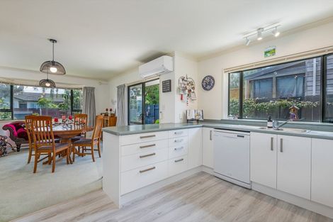 Photo of property in 18 Winston Avenue, Hokowhitu, Palmerston North, 4410