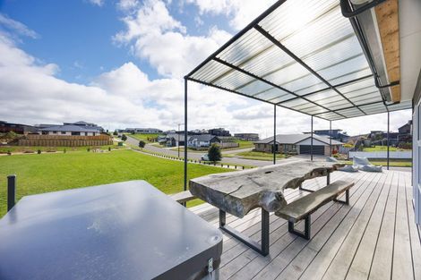 Photo of property in 37 Vaucluse Heights, Fitzherbert, Palmerston North, 4410