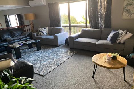 Photo of property in 90 Stewart Drive, Newlands, Wellington, 6037