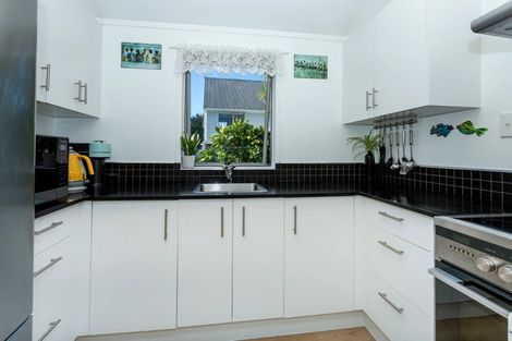Photo of property in 1/16 Tamahere Drive, Glenfield, Auckland, 0629