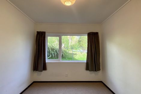 Photo of property in 2/15 Bloomsbury Grove, Newlands, Wellington, 6037
