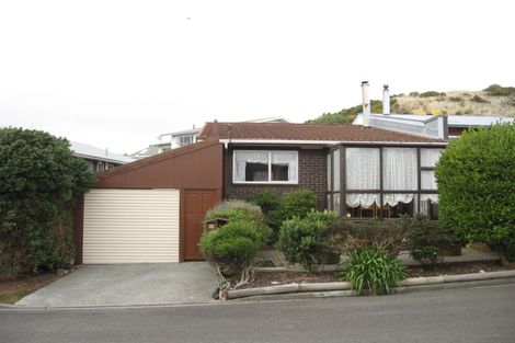 Photo of property in 39 Edgecombe Street, Newlands, Wellington, 6037
