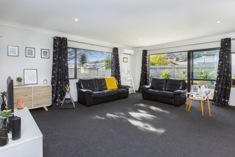 Photo of property in 14 Poppy Watts Grove, Stokes Valley, Lower Hutt, 5019