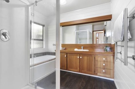 Photo of property in 9 Longfellow Parade, Glen Eden, Auckland, 0604