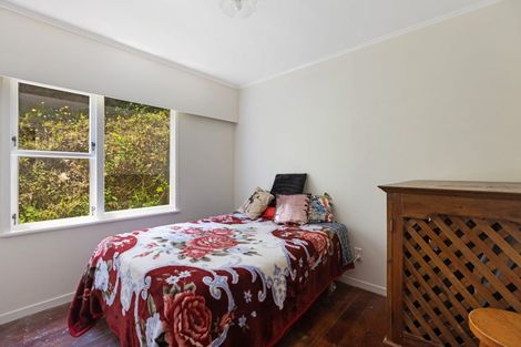 Photo of property in 25 Miles Crescent, Newlands, Wellington, 6037