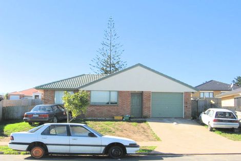 Photo of property in 70 Glenveagh Park Drive, Weymouth, Auckland, 2103