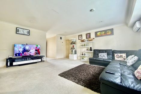 Photo of property in 16 Glenveagh Park Drive, Weymouth, Auckland, 2103