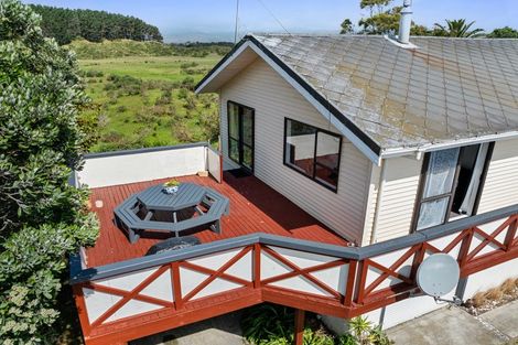 Photo of property in 19 Colenso Place, Otaki Beach, Otaki, 5512
