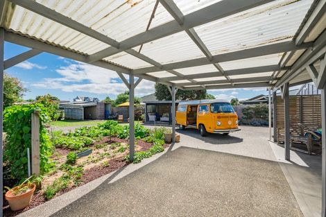 Photo of property in 14 Goldie Place, Waikanae Beach, Waikanae, 5036