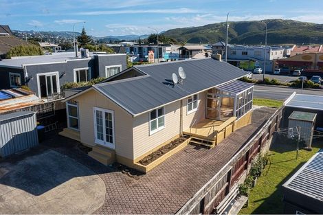 Photo of property in 140 Mana Esplanade, Paremata, Porirua, 5026