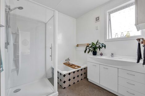 Photo of property in 15b Mayfair Place, Westown, New Plymouth, 4310