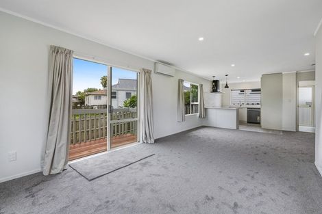 Photo of property in 2/2 Rook Place, Unsworth Heights, Auckland, 0632