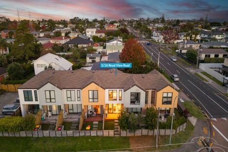 Photo of property in 5/1a Royal View Road, Te Atatu South, Auckland, 0610