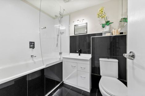 Photo of property in 18 Grassmere Road, Henderson Valley, Auckland, 0612