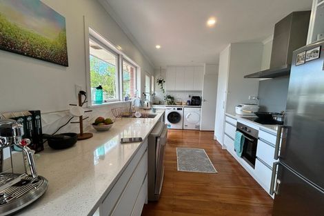 Photo of property in 33 Pupuke Road, Birkenhead, Auckland, 0627