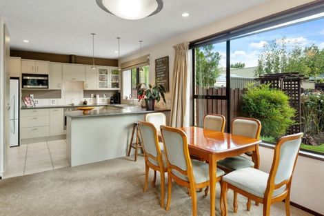 Photo of property in 5 Calbreath Place, Russley, Christchurch, 8042