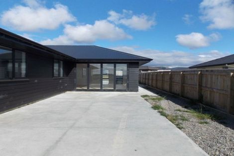 Photo of property in 18 Sardinia Grove, Fitzherbert, Palmerston North, 4410
