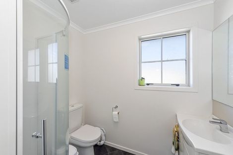 Photo of property in 2 Chiefs Court, Hamilton East, Hamilton, 3216