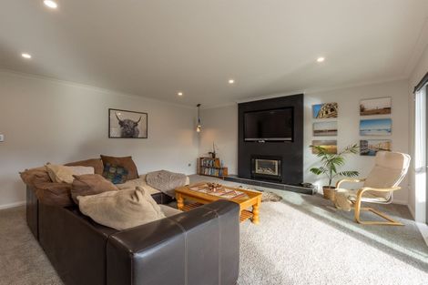 Photo of property in 6 D'urville Place, Kelvin Grove, Palmerston North, 4414