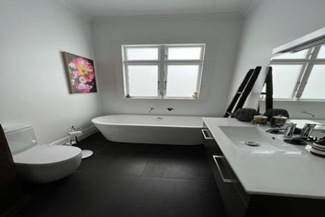 Photo of property in 8 William Bond Street, Stanley Point, Auckland, 0624