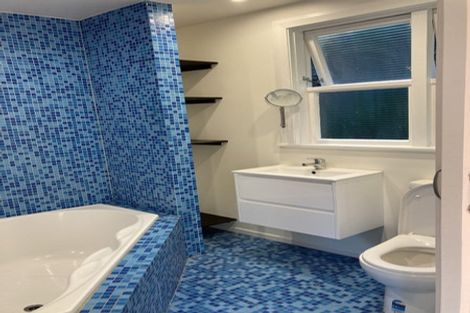 Photo of property in 33 Hungerford Road, Lyall Bay, Wellington, 6022