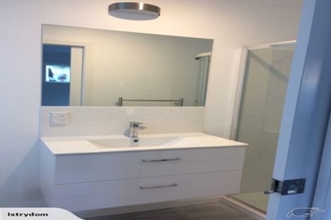 Photo of property in 2/1 Tallington Crescent, Torbay, Auckland, 0630