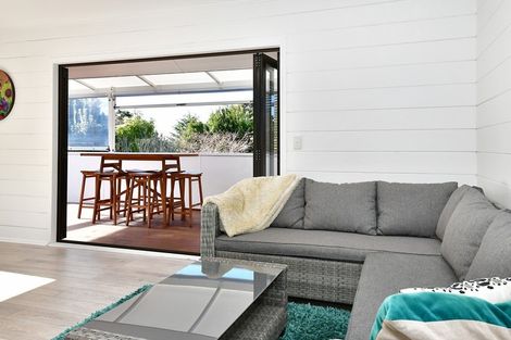 Photo of property in 30b Elliston Crescent, Stanmore Bay, Whangaparaoa, 0932