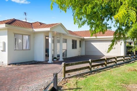 Photo of property in 11 Dawn Place, Waiuku, 2123