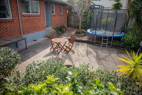 Photo of property in 8 Halcombe Place, Green Bay, Auckland, 0604