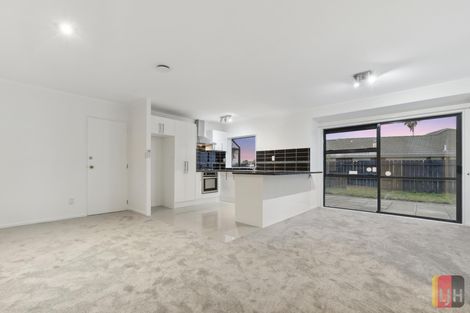 Photo of property in 18 Randwick Place, Randwick Park, Auckland, 2105
