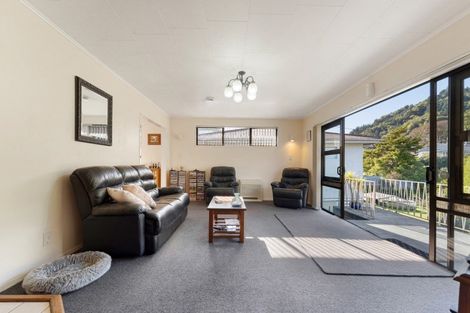 Photo of property in 111 Waikawa Road, Picton, 7220
