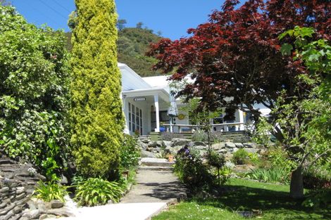 Photo of property in 14 Broadway, Picton, 7220