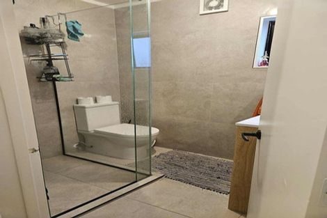 Photo of property in 2/99 Konini Road, Titirangi, Auckland, 0604