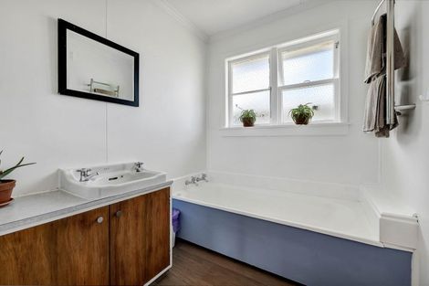 Photo of property in 100 Stanners Street, Eltham, 4322