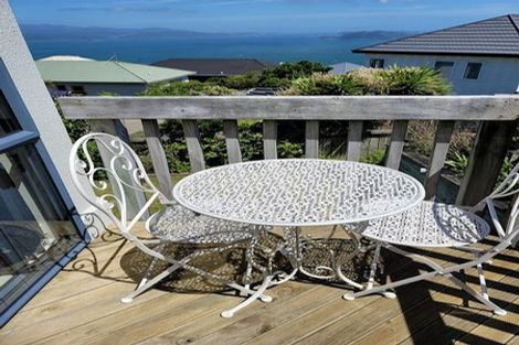 Photo of property in 75a Dress Circle, Newlands, Wellington, 6037