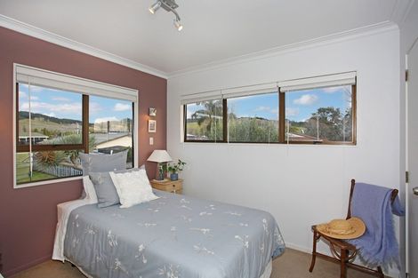 Photo of property in 8 Cottonwood Place, Kawakawa Bay, Papakura, 2585