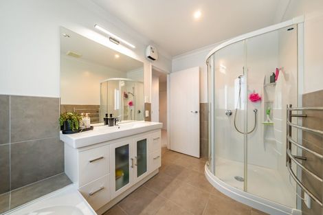 Photo of property in 14 Cosgrove Rise, Riverstone Terraces, Upper Hutt, 5018