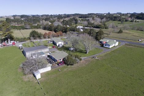 Photo of property in 43 Motu Road, Kumeu, 0891