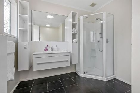 Photo of property in 118 Lynn Road, Bayview, Auckland, 0629