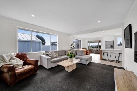 Photo of property in 27 Wairau Road, Oakura, 4314