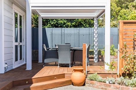 Photo of property in 21 Farm Road, Northland, Wellington, 6012