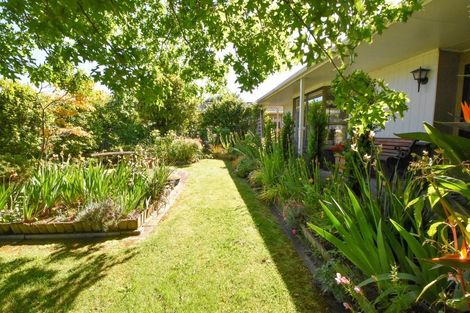 Photo of property in 6 Chisholm Place, Carterton, 5713