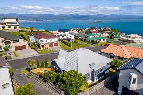 Photo of property in 75 Dress Circle, Newlands, Wellington, 6037