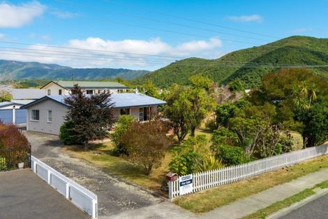 Photo of property in 6 Waimarama Street, Waikawa, Picton, 7220