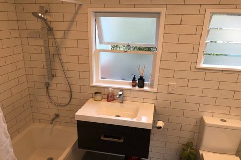 Photo of property in 2/18 Westwell Road, Belmont, Auckland, 0622