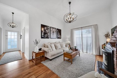 Photo of property in 9 Mayfair Place, Westown, New Plymouth, 4310