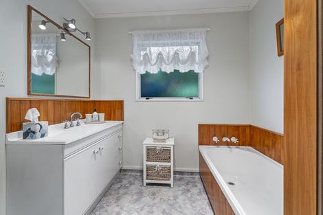 Photo of property in 35 Cromwell Drive, Fitzroy, Hamilton, 3206