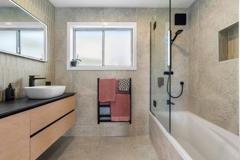 Photo of property in 1/26 Nor'east Drive, Northcross, Auckland, 0632