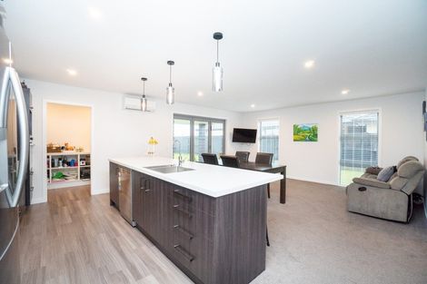 Photo of property in 22 Monaco Grove, Fitzherbert, Palmerston North, 4410