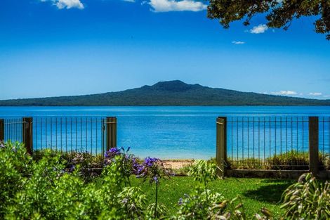 Photo of property in 30 Oxford Terrace, Coromandel, 3506